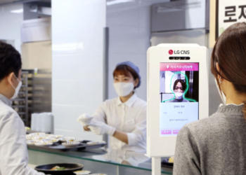 An employee using LG CNS's "face recognition community currency" system.