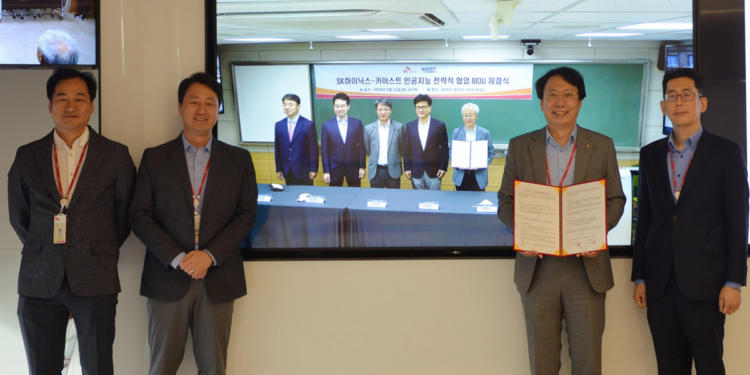 Officials from SK hynix and KAIST on Tuesday signed an MOU through a video conference. / photo courtesy of SK hynix