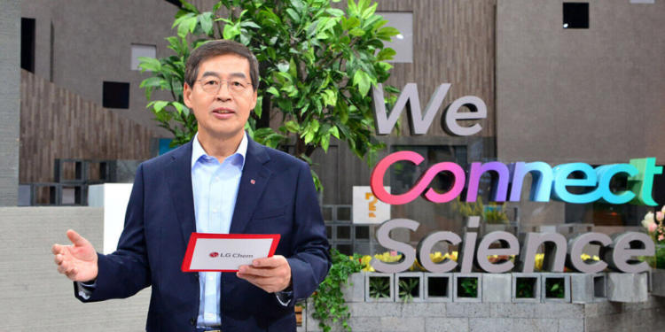 lg chem vice chairman shin hak-cheol introducing the company's new slogan