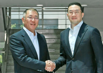 Hyundai Motor Group's executive vice-chairman, Chung Euisun (Left), and LG Group's Chairman Koo Kwang-mo (Right) met to discuss future electric vehicle (EV) battery business collaborations.