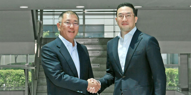 Hyundai Motor Group's executive vice-chairman, Chung Euisun (Left), and LG Group's Chairman Koo Kwang-mo (Right) met to discuss future electric vehicle (EV) battery business collaborations.