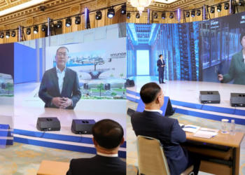 Leaders of Hyundai Motor Group and Naver presented their company visions during President Moon Jae-in's announcement of the "Korean New Deal." / photo credit to Yonhap
