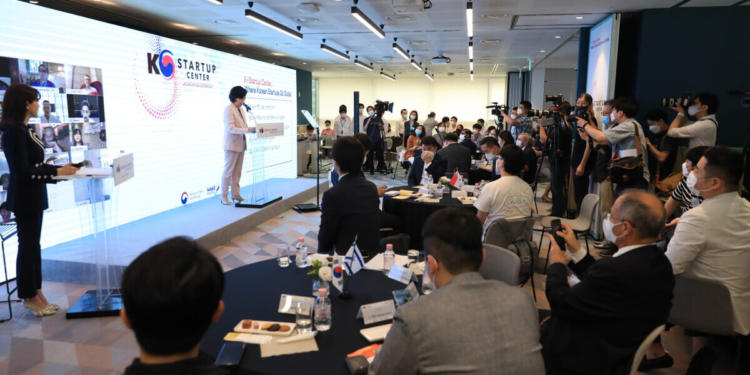 The Ministry of SMEs and Startups conducting an inaugural ceremony in Seoul for three new K-Startup Centers (KSC) in Sweden, Finland, and Singapore.