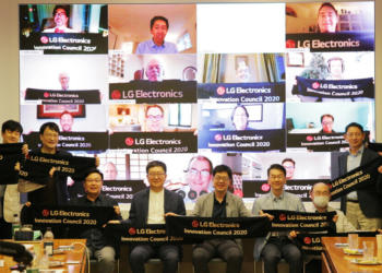 Members of LG Electronics' Innovation Council posing after holding its first meeting. / photo courtesy of LG Electronics