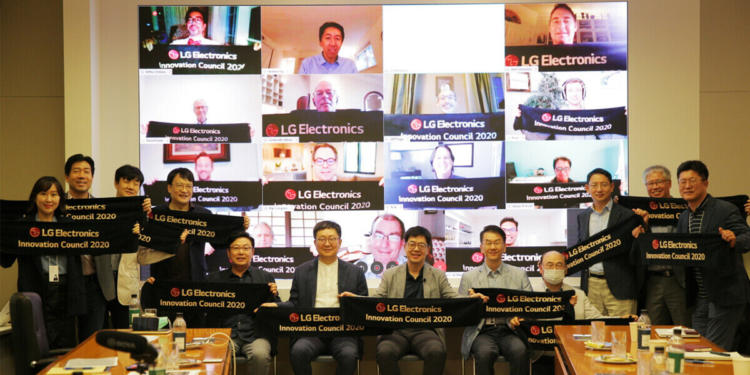 Members of LG Electronics' Innovation Council posing after holding its first meeting. / photo courtesy of LG Electronics