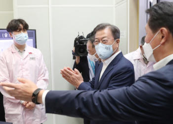 South Korea's President Moon Jae-visits SK hynix's hydrogen fluoride manufacturing facility in Icheon, Gyeonggi Province. / photo credit to Yonhap