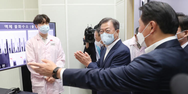 South Korea's President Moon Jae-visits SK hynix's hydrogen fluoride manufacturing facility in Icheon, Gyeonggi Province. / photo credit to Yonhap