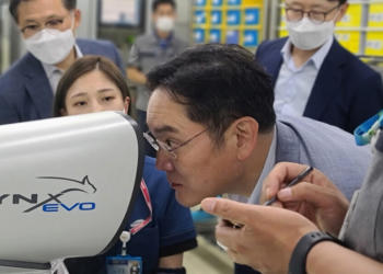 Samsung Electronics’ Lee Jae-yong visited Samsung Electro-Mechanics’ factory to inspect the automotive multilayer ceramic capacitors (MLCCs) line in Busan.
