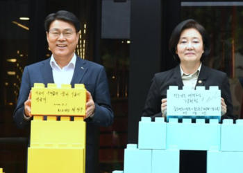 POSCO Chairman Choi Jeong-woo (Left), and minister of SMEs and Startups Park Young-sun, poses at the inauguration event celebrating the of a startup incubator in Gangnam, Seoul.