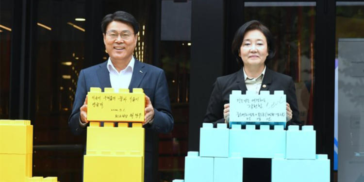 POSCO Chairman Choi Jeong-woo (Left), and minister of SMEs and Startups Park Young-sun, poses at the inauguration event celebrating the of a startup incubator in Gangnam, Seoul.