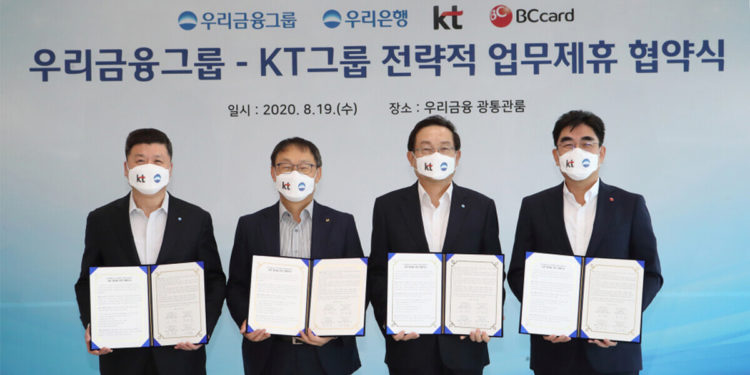 KT Group signs a memorandum of understanding with Woori Financial Group to jointly promote digital finance business. (From left) Chairman Kwon Kwang-seok (Woori Bank), CEO Koo Hyun-mo (KT Group), Chairman Son Tae-seung (Woori Financial Group), and President Lee Dong-myeon (BC Card).