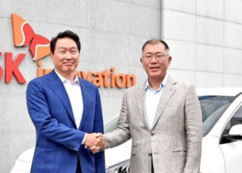 SK Group Chairman Chey Tae-won (left) shakes hands with Hyundai Motor Group Executive Vice Chairman Chung Euisun during a meeting at SK Innovation’s Seosan EV battery plant in July.