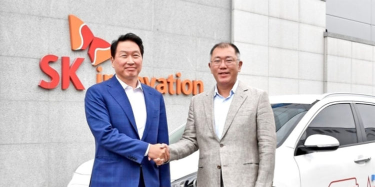 SK Group Chairman Chey Tae-won (left) shakes hands with Hyundai Motor Group Executive Vice Chairman Chung Euisun during a meeting at SK Innovation’s Seosan EV battery plant in July.