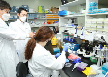 KT signs agreement with NGeneBio to develop and commercialize customized digital healthcare services based on genetic information analysis. / photo courtesy of KT Corp.