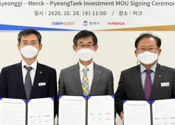 Kim Woo-kyu, managing director of Merck Korea (Center), Pyeongtaek City Vice Mayor Lee Jong-ho (Right), and Gyeonggi Province Vice Governor Lee Yong-chul signed a memorandum of understanding during a ceremony at Merck’s Advanced Technology Center in Pyeongtaek, Gyeonggi Province.