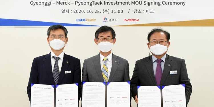 Kim Woo-kyu, managing director of Merck Korea (Center), Pyeongtaek City Vice Mayor Lee Jong-ho (Right), and Gyeonggi Province Vice Governor Lee Yong-chul signed a memorandum of understanding during a ceremony at Merck’s Advanced Technology Center in Pyeongtaek, Gyeonggi Province.