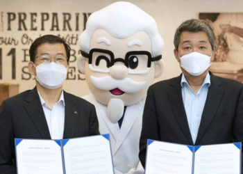 (Left) Seo Yoo-seong, Hyundai Robotics Chief Operating Officer and Eom Ik-soo, KFC CEO signed a deal to develop collaborative robot chefs to automate fried chicken cooking at KFC in Seoul.
