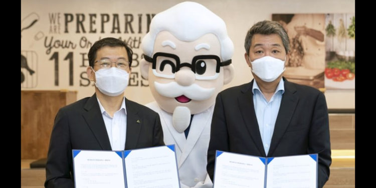 (Left) Seo Yoo-seong, Hyundai Robotics Chief Operating Officer and Eom Ik-soo, KFC CEO signed a deal to develop collaborative robot chefs to automate fried chicken cooking at KFC in Seoul.