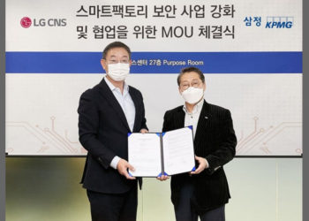 LG CNS DTI ExecutiveVice President Hyun Shin-gyoon, left, and Samjong KPMG Accounting's head of consulting services Jung Dae-gil at a signing ceremony for smart factory security business, at Samjong's headquarters in southern Seoul. / Courtesy of LG CNS