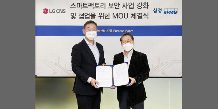LG CNS DTI ExecutiveVice President Hyun Shin-gyoon, left, and Samjong KPMG Accounting's head of consulting services Jung Dae-gil at a signing ceremony for smart factory security business, at Samjong's headquarters in southern Seoul. / Courtesy of LG CNS