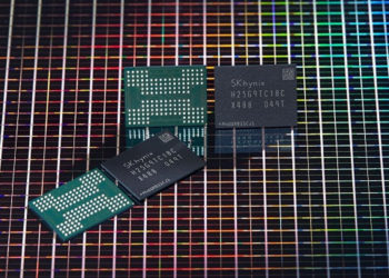 SK hynix 512 Gb 176-layer 4D NAND flash chips / photo courtesy of SK hynix