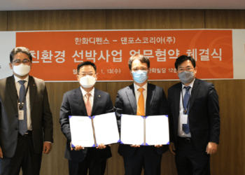 (From far left) Head of Hanwha Defense's domestic business division Kwak Jong-woo, CEO of Hanwha Defense Son Jae-il, head in charge of Danfoss Northeast Asia region Kim Sung-yup, and head of the drive business headquarters Ryu Dong-young at the signing ceremony for the distribution and electrification of eco-friendly ship propulsion systems. / Photo courtesy of Hanwha Defense