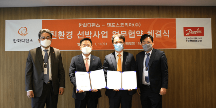 (From far left) Head of Hanwha Defense's domestic business division Kwak Jong-woo, CEO of Hanwha Defense Son Jae-il, head in charge of Danfoss Northeast Asia region Kim Sung-yup, and head of the drive business headquarters Ryu Dong-young at the signing ceremony for the distribution and electrification of eco-friendly ship propulsion systems. / Photo courtesy of Hanwha Defense