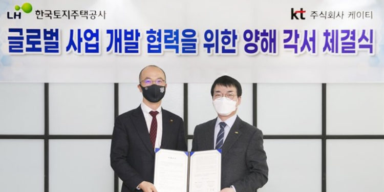 KT Corporation signed an MOU for the establishment of overseas Internet data centers and facilities with Korea Land and Housing Corporation. / Photo courtesy of KT