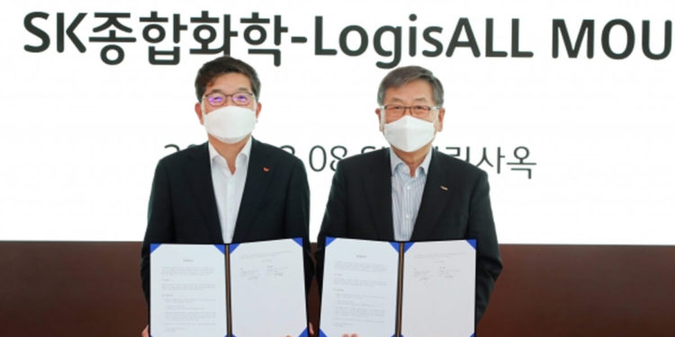 SK Global Chemical signs an MOU with LogisALL to co-develop a virtuous cycle system for logistics waste reduction and plastic recycling. / photo courtesy of SK Global Chemical