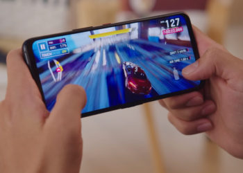 Photo capture of ASUS ROG phone 5 equipped with Samsung Display's 6.78-inch OLED from ASUS' YouTube Channel
