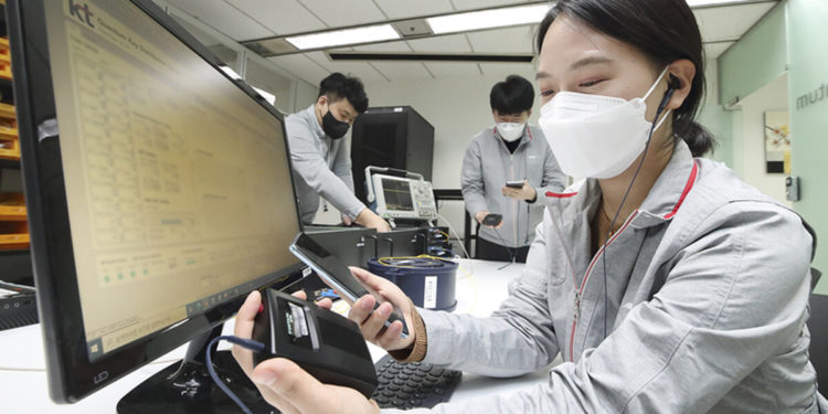 KT Corporation and EYL Inc. jointly develop a scrambler-free quantum cryptographic communication technology for enhanced digital and smartphone security. . photo courtesy of KT Corp.