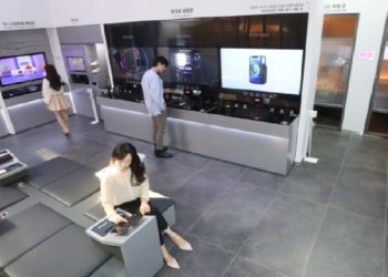 LG Uplus introduces its first unmanned store, "U+ Untact Store," amid the growing non-face-to-face era, offering customers innovative contactless services for extra safety and efficiency. / photo courtesy of LG Uplus