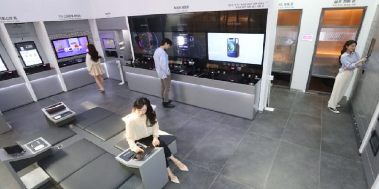 LG Uplus introduces its first unmanned store, "U+ Untact Store," amid the growing non-face-to-face era, offering customers innovative contactless services for extra safety and efficiency. / photo courtesy of LG Uplus