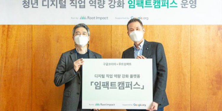 Google Korea President Kim Gyeong-hoon (right) and Root Impact CEO Jae-Hyung Hur during the announcement of Impact Campus. / photo courtesy of Google Korea