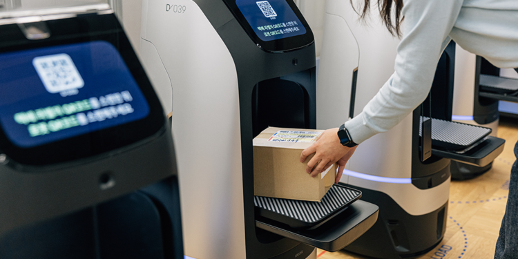 Korea's first 'Ieum 5G (5G specialized network)' service at Naver's second office building '1784' in Bundang-gu, Seongnam-si, Gyeonggi-do.