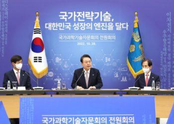 President Yoon Suk-yeol, center, chairs a government meeting at the presidential office in Seoul on Oct. 28. Yonhap