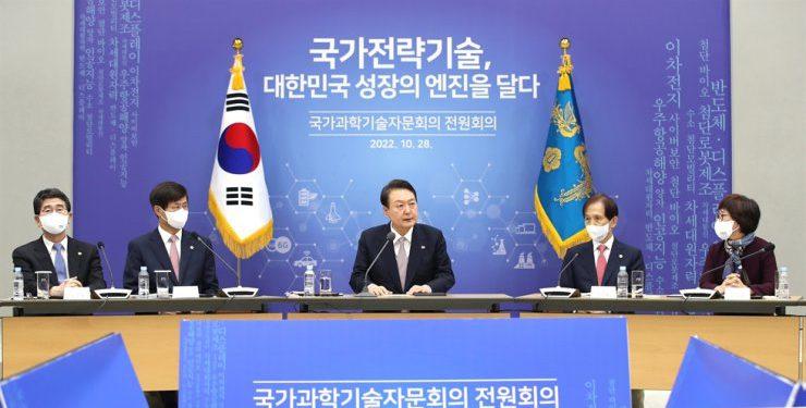 President Yoon Suk-yeol, center, chairs a government meeting at the presidential office in Seoul on Oct. 28. Yonhap