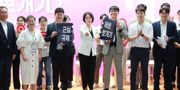 Minister Lee Young at the “The Regulation Breaking for the Korean Bio Startups” at Pangyo Korea Bio Park on May 30