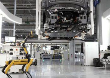 Hyundai Unveils Robot-Run EV Smart Hub in Singapore