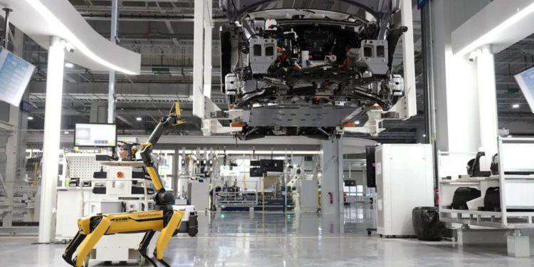 Hyundai Unveils Robot-Run EV Smart Hub in Singapore