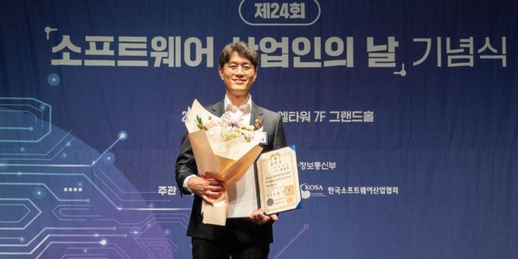 Video recognition AI technology ‘Alchera,’ represented by CEO Hwang Young-kyu, receives the ‘Presidential Commendation for Software Industry Development’ at the 24th Software Industry Day