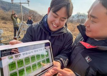KT Installs Solar-Powered IoT Weather System to Support Wetland Research